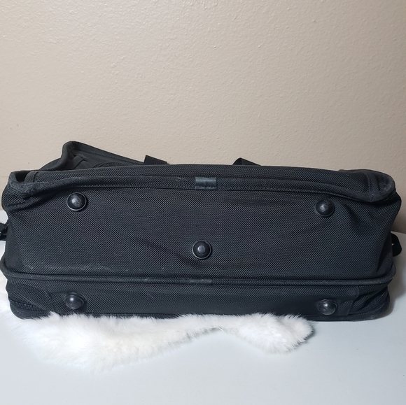 Tumi 225D3 Black Carry-on Travel Overnight Bag Case with Shoulder Strap-17x13x8" - Picture 6 of 15